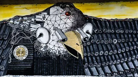 Street-Art in Ehrenfeld - Mural am Bahndamm